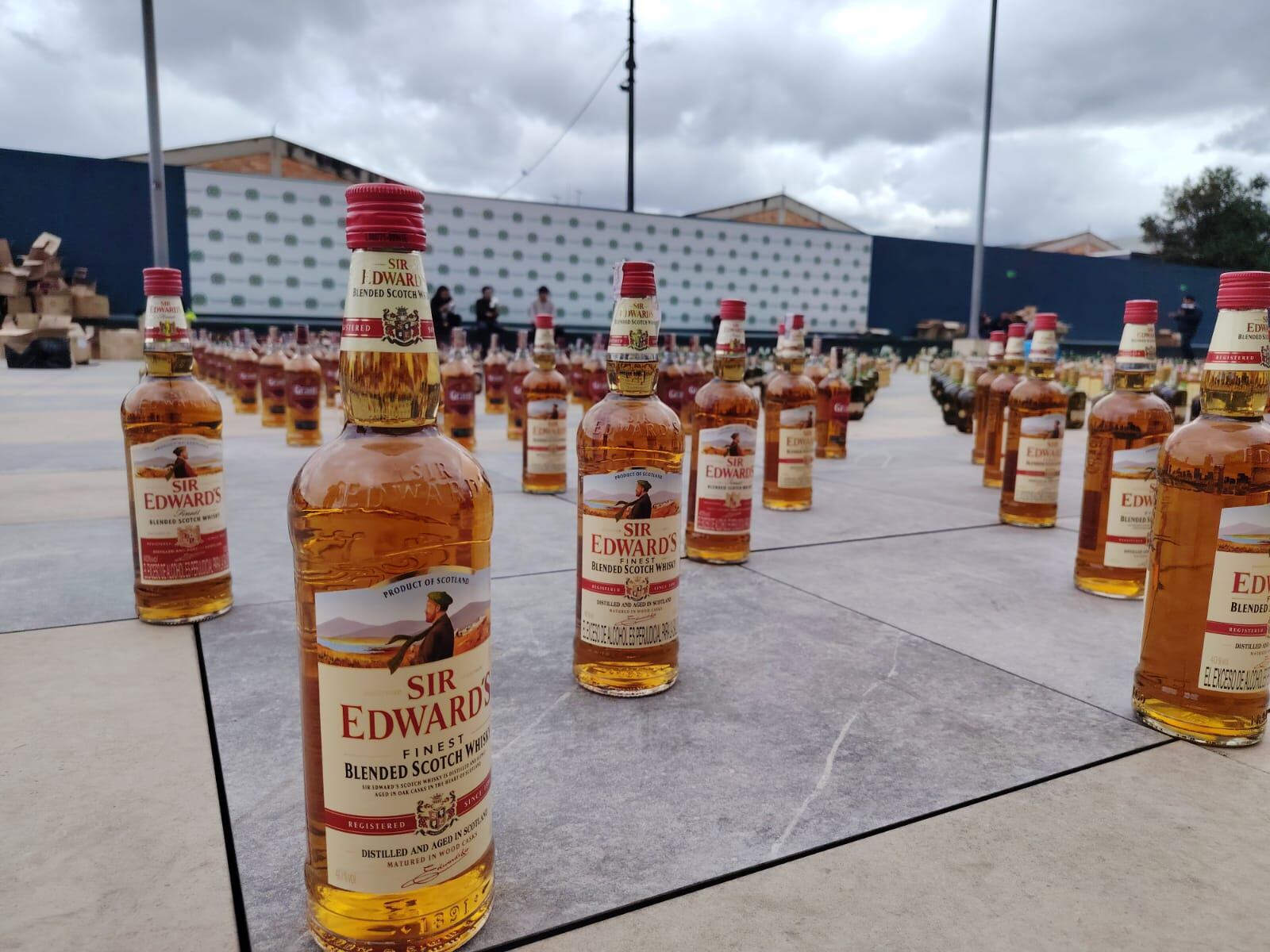 1.750 unidades de licor adulterado fueron incautadas.