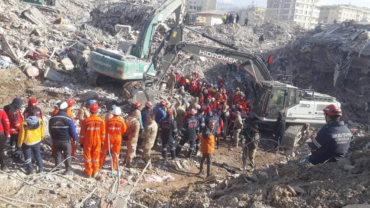 Más sobrevivientes tras superarse 200 horas de los terremotos.