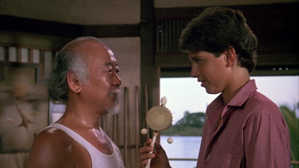 La inteligencia artificial señala que el momento en el que Miyagi le obsequia un tambor a Daniel es uno de los más épicos de Karate Kid II.