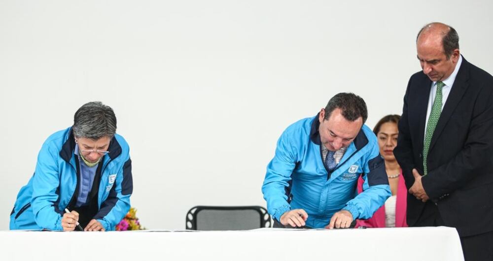 Alcaldesa Claudia López y el secretario de Salud, Alejandro Gómez, firmando el memorando de entendimiento.