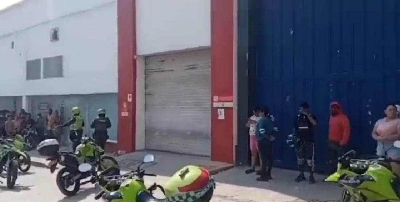 El robo ocasionó el intercambio de disparos al interior del supermercado. No hubo heridos