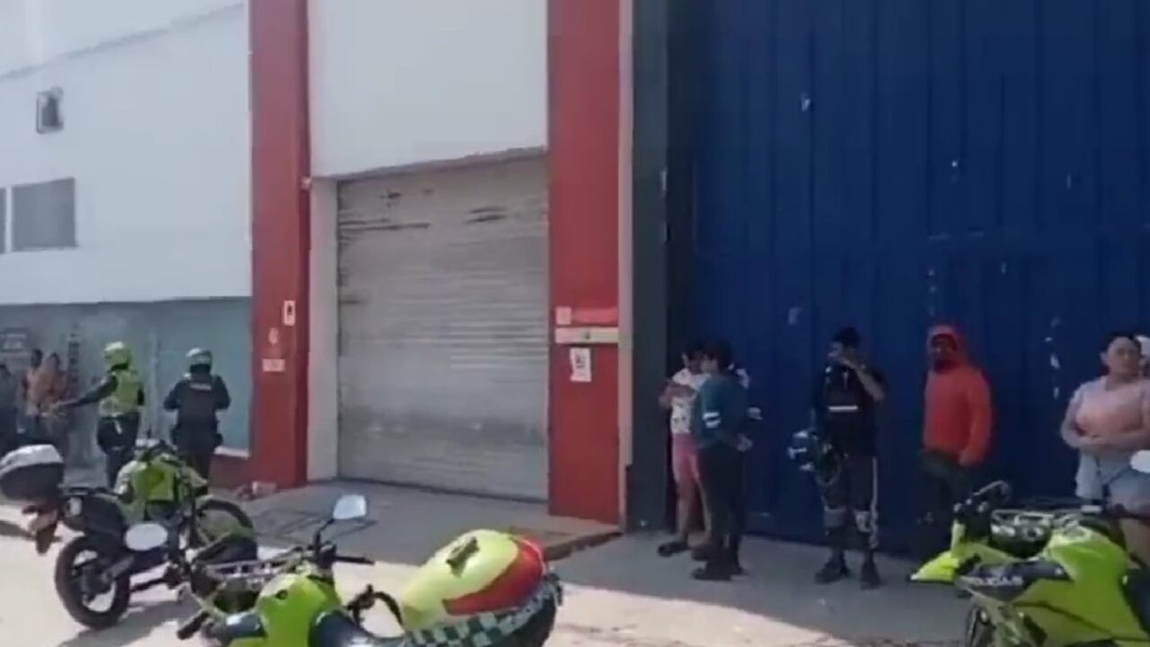 El robo ocasionó el intercambio de disparos al interior del supermercado. No hubo heridos