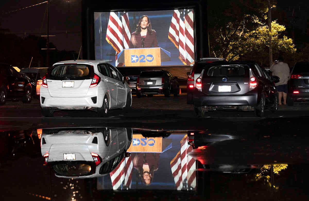Kamala Harris, candidata demócrata a la vicepresidencia de Estados Unidos, habla durante la Convención Nacional Demócrata, como se puede ver en una pantalla en una fiesta de autocines para la convención en Suffolk Downs, el 19 de agosto de 2020 en Boston. Foto: Michael Dwyer / AP