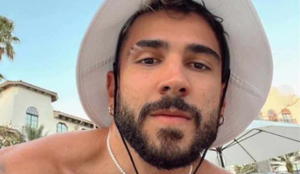 El cantante está promocionando su próximo tema artístico.