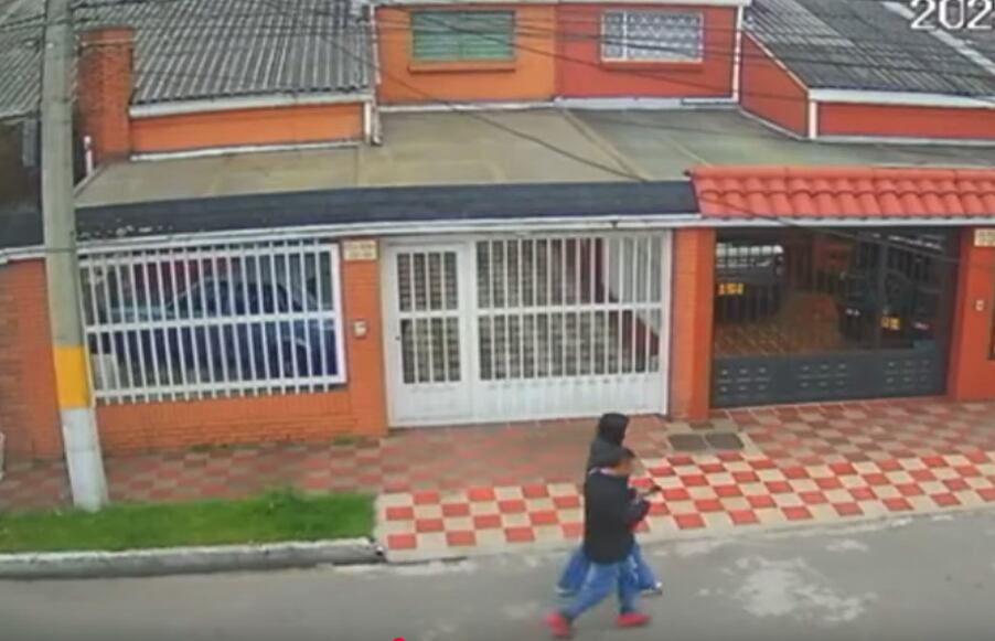 Katerine Andrea Martínez Martínez caminando junto a alias El costeño, detrás del sicario que el 7 de junio de 2025 caminó hacia Miguel Uribe Turbay para disparar contra su integridad