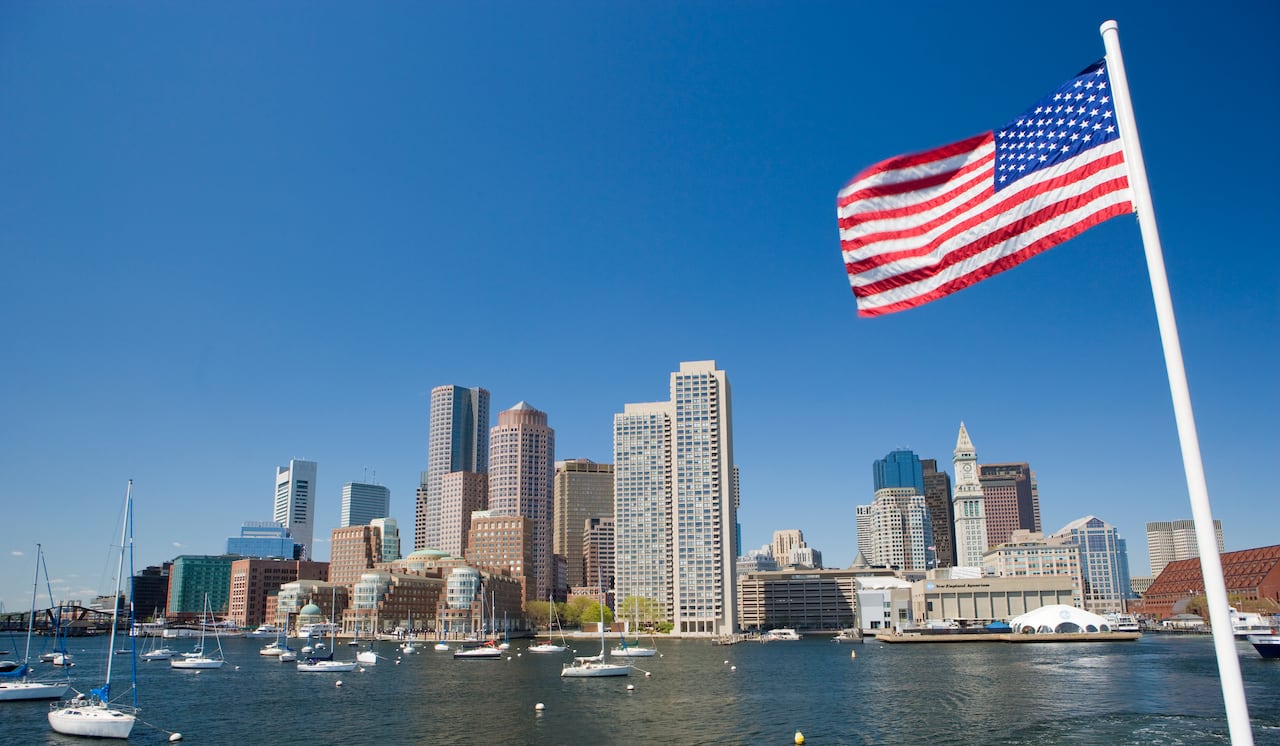 Bajo el nuevo mandato de Trump, miles de viajeros enfrentan rechazos, cancelaciones y miedo en los aeropuertos de Estados Unidos.