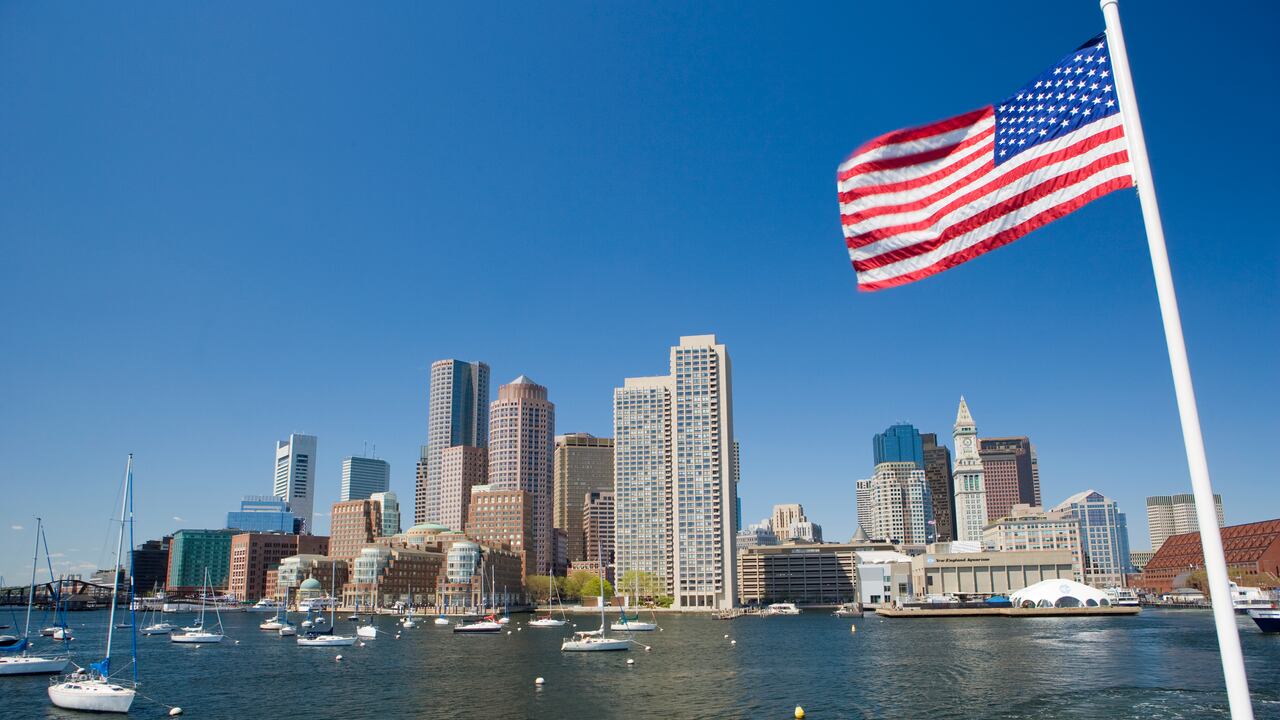 Bajo el nuevo mandato de Trump, miles de viajeros enfrentan rechazos, cancelaciones y miedo en los aeropuertos de Estados Unidos.