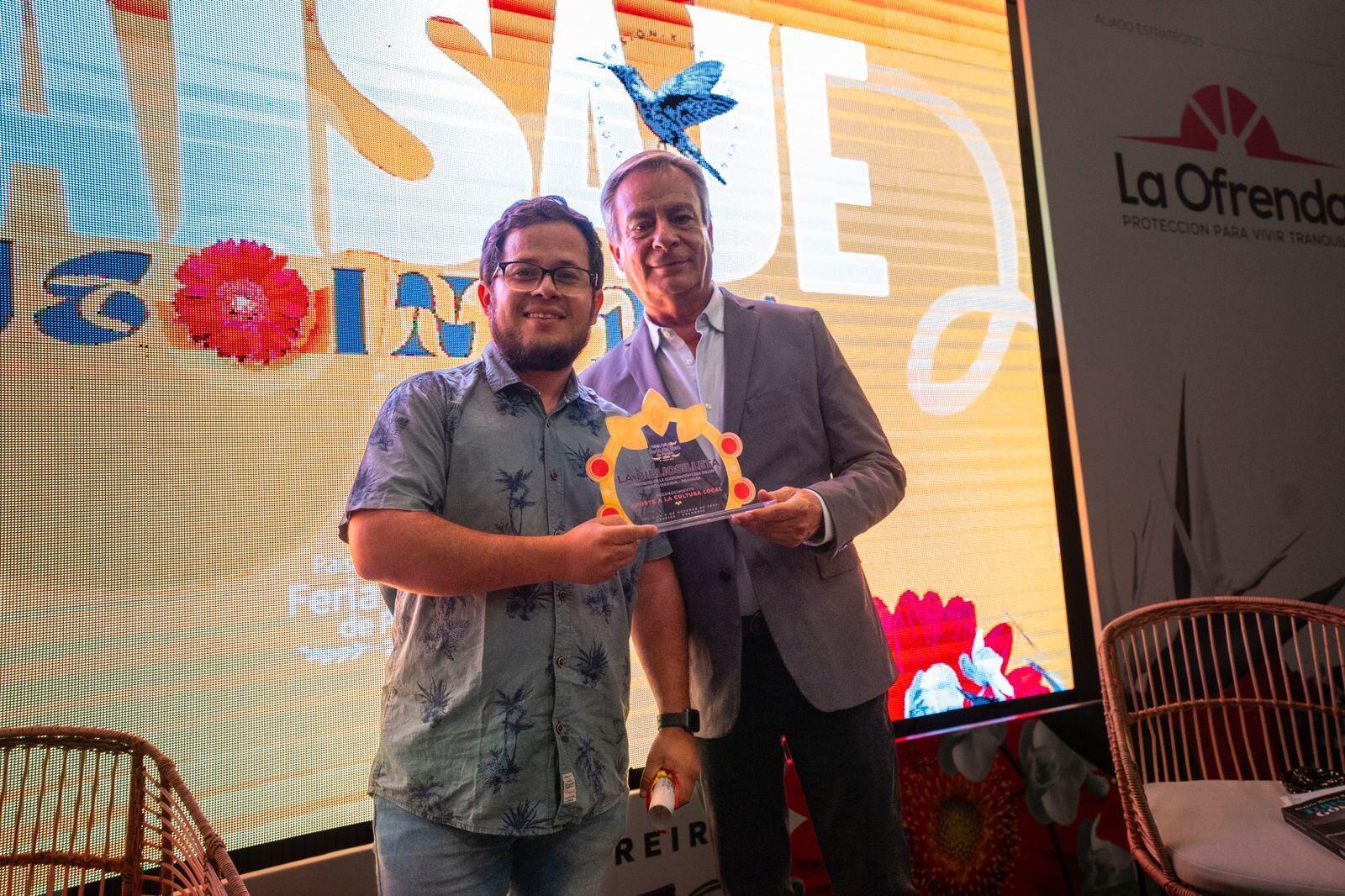 En el marco de la Feria del Libro de Pereira 2024, los fundadores de Bibliosilleta recibieron un reconocimiento al mérito por su compromiso con la difusión de la lectura y las expresiones culturales en el departamento.