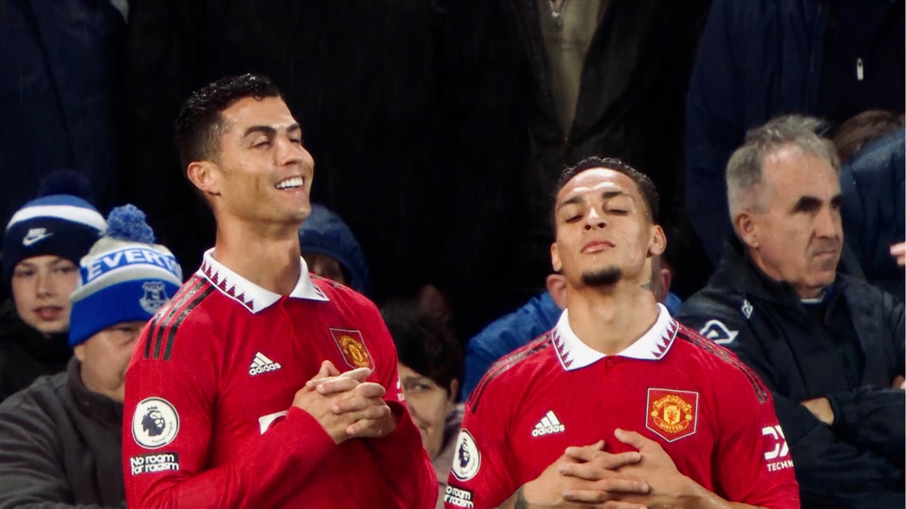 Cristiano Ronaldo y Antony celebrando un gol con el Manchester United. Foto: @ManUtd
