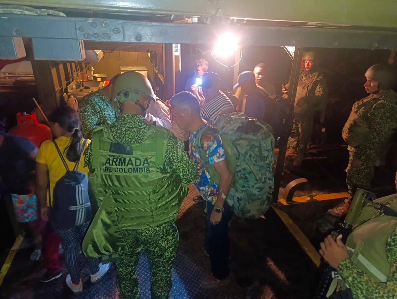 La Armada de Colombia rescató 33 personas tras naufragio en el río Guaviare.