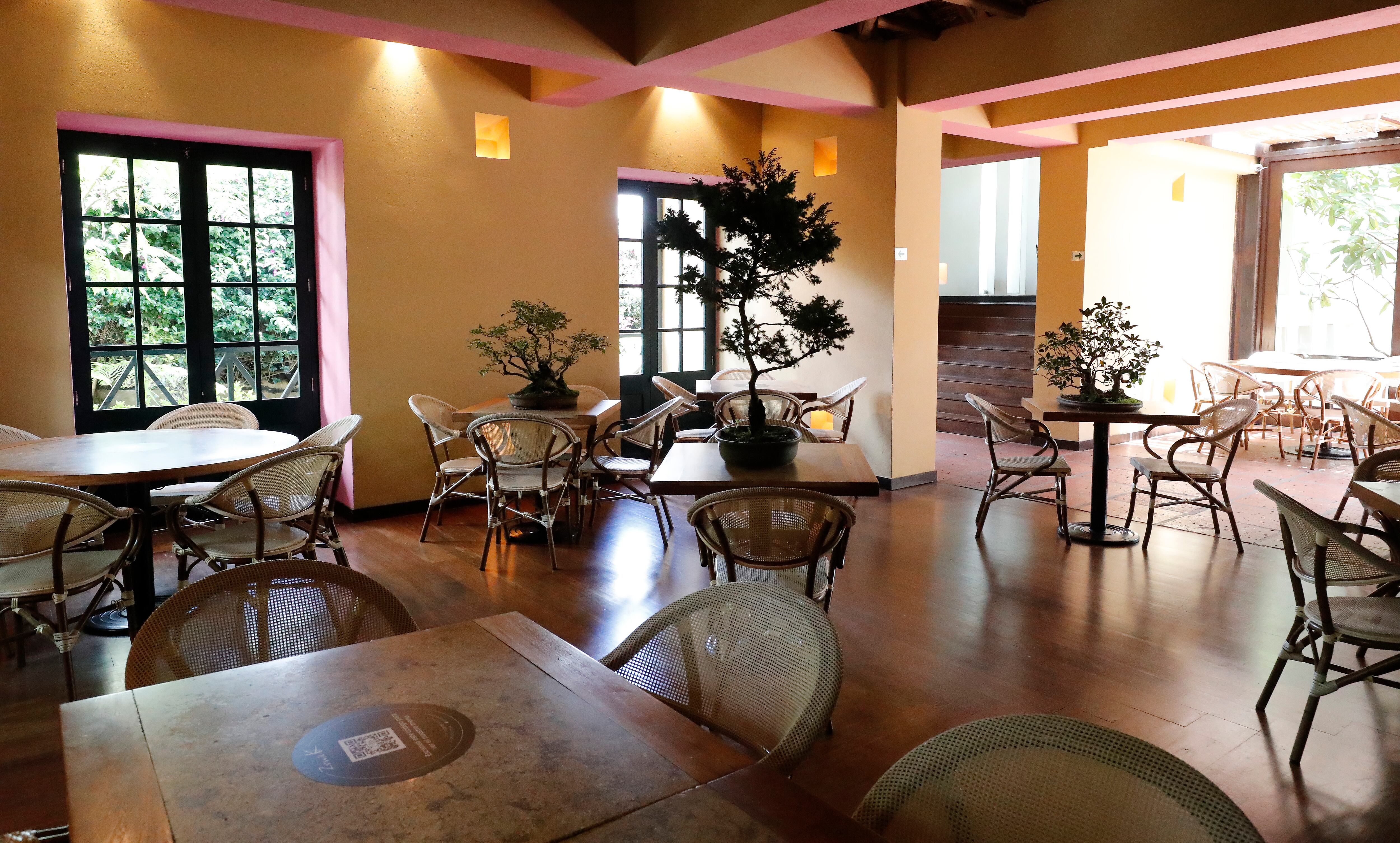 Restaurantes vacios, sin clientes, apertura de restaurantes.