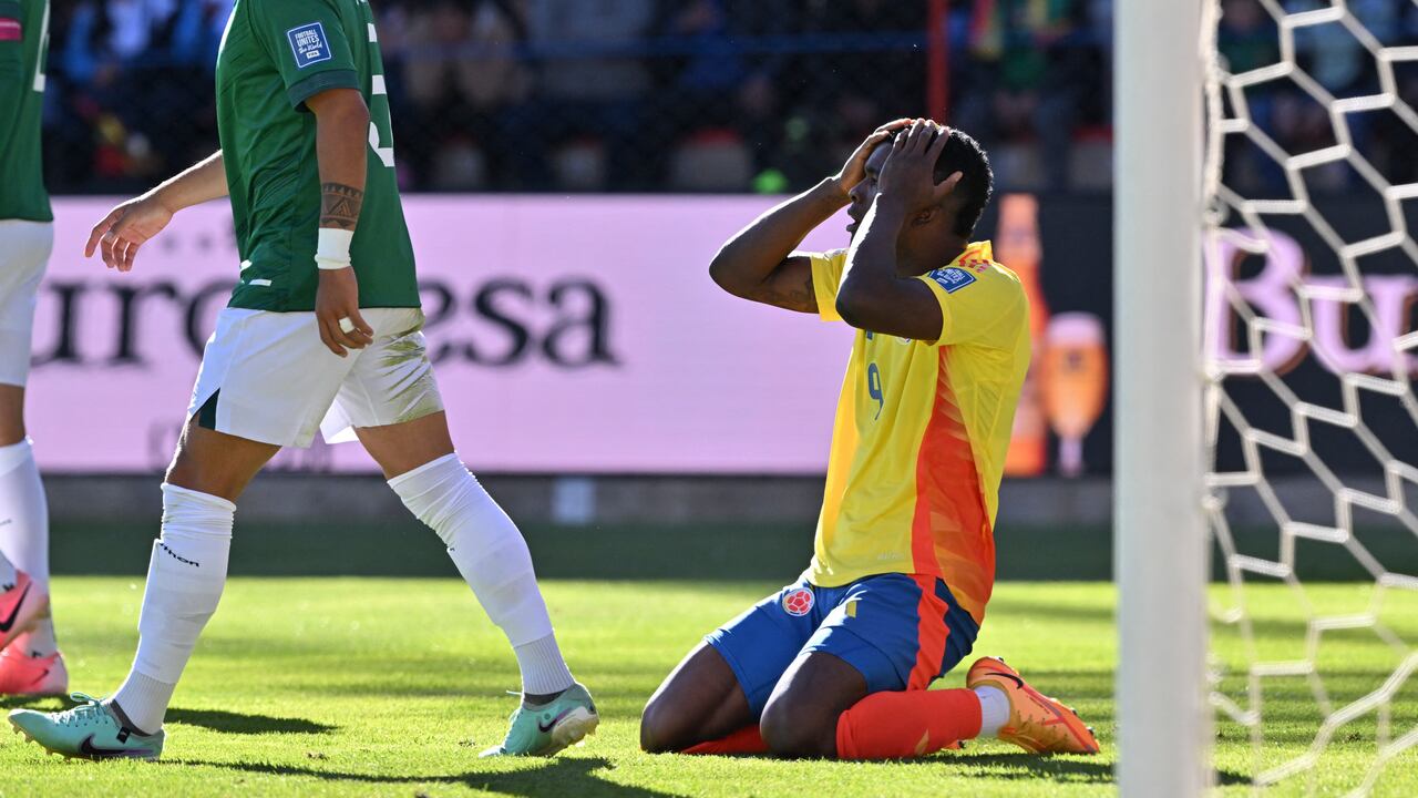 Jhon Córdoba se lamenta tras la ocasión perdida con la Selección Colombia frente a Bolivia.