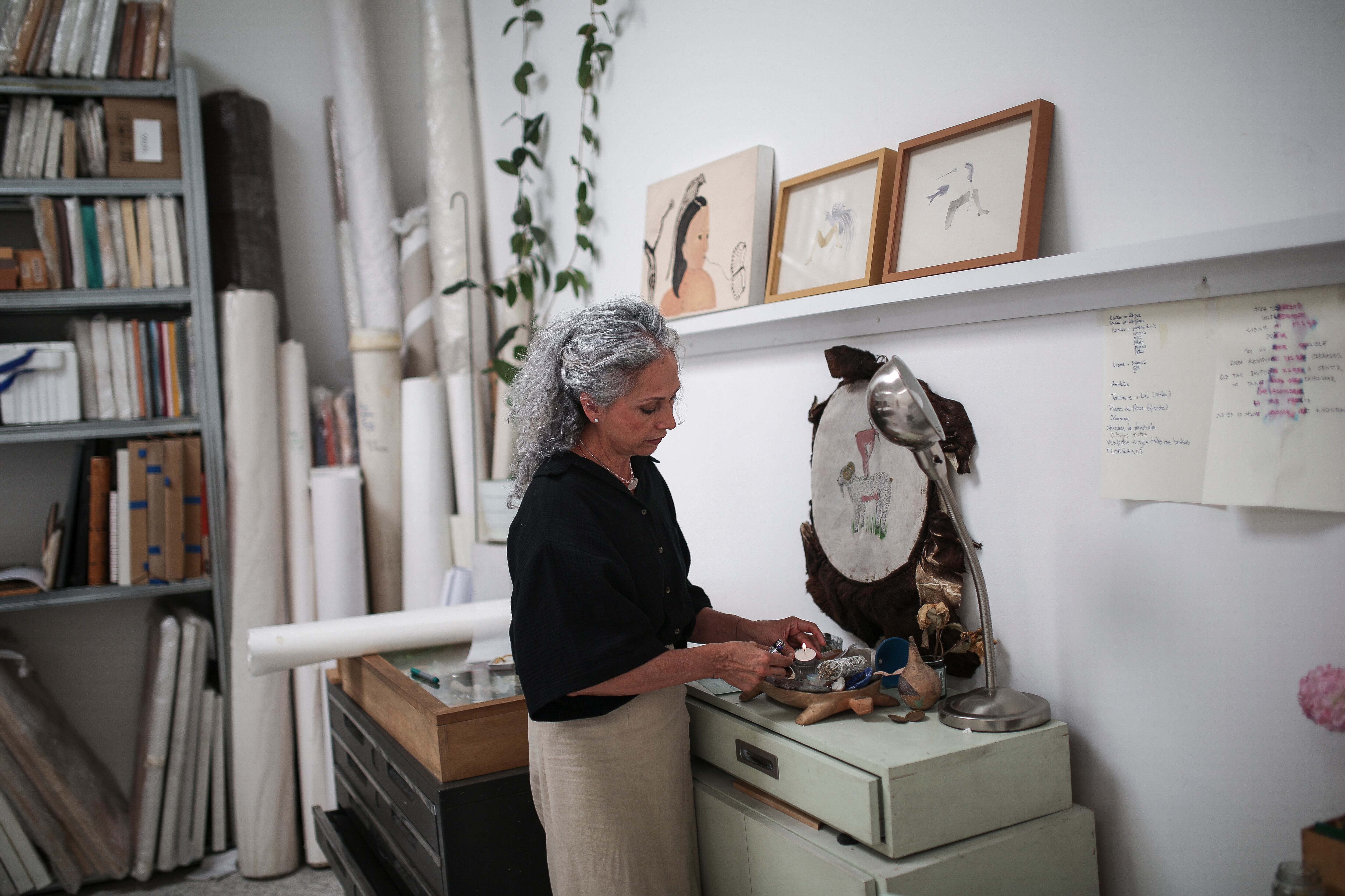 Vistamos el taller de la artista bogotana Luz Lizarazo para que nos hablara de la obra que abre la bienal de Malta, de su autoría, y del arte que la mueve.