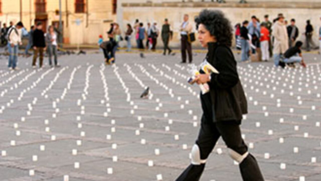 La escultora Doris Salcedo fue quien organizó la instalación de 25 mil velas que evocaron la memoria de los 11 diputados del Valle asesinados durante su secuestro.