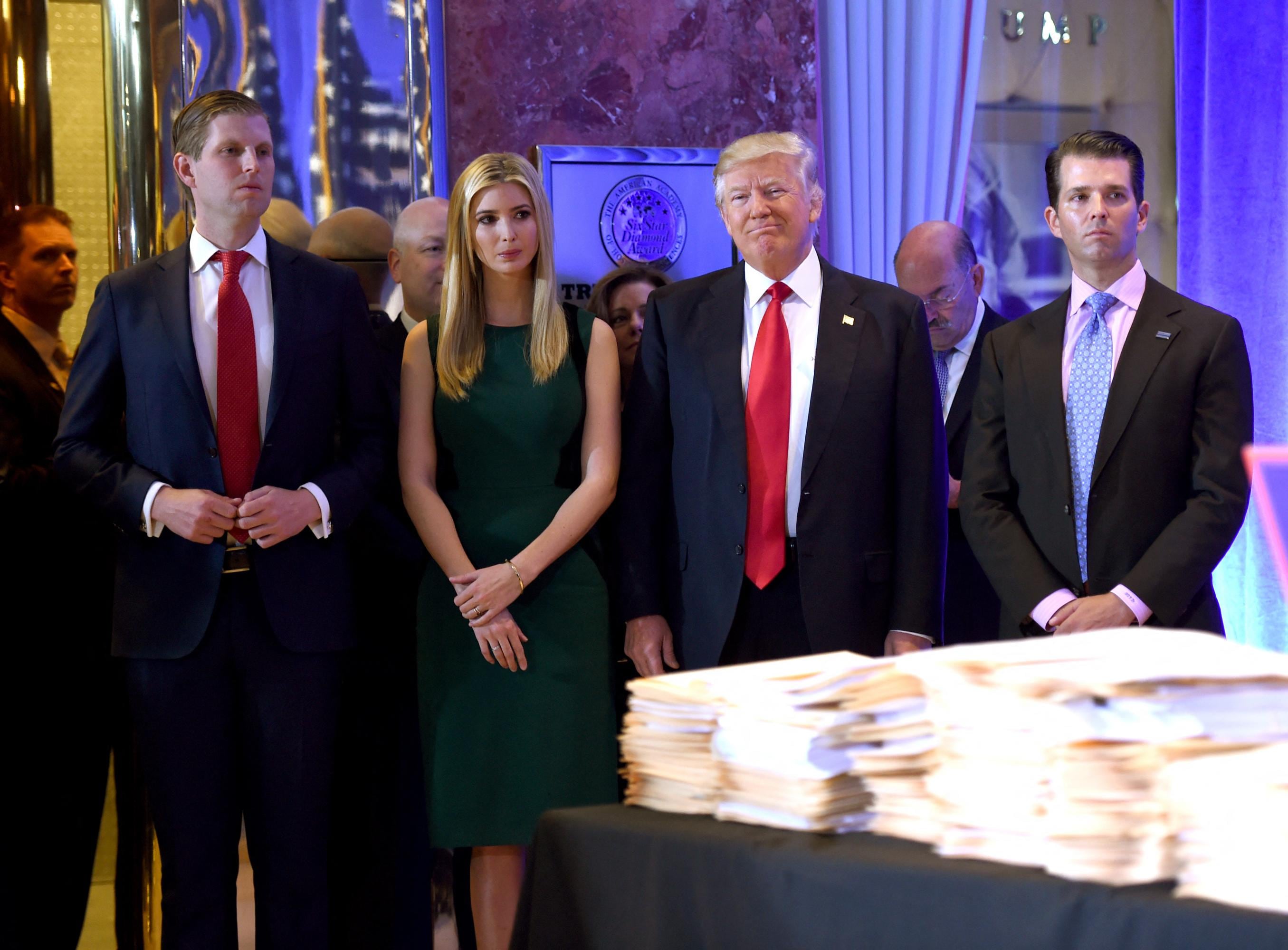 Donald Trump junto con sus hijos Eric, Ivanka y Donald Jr.