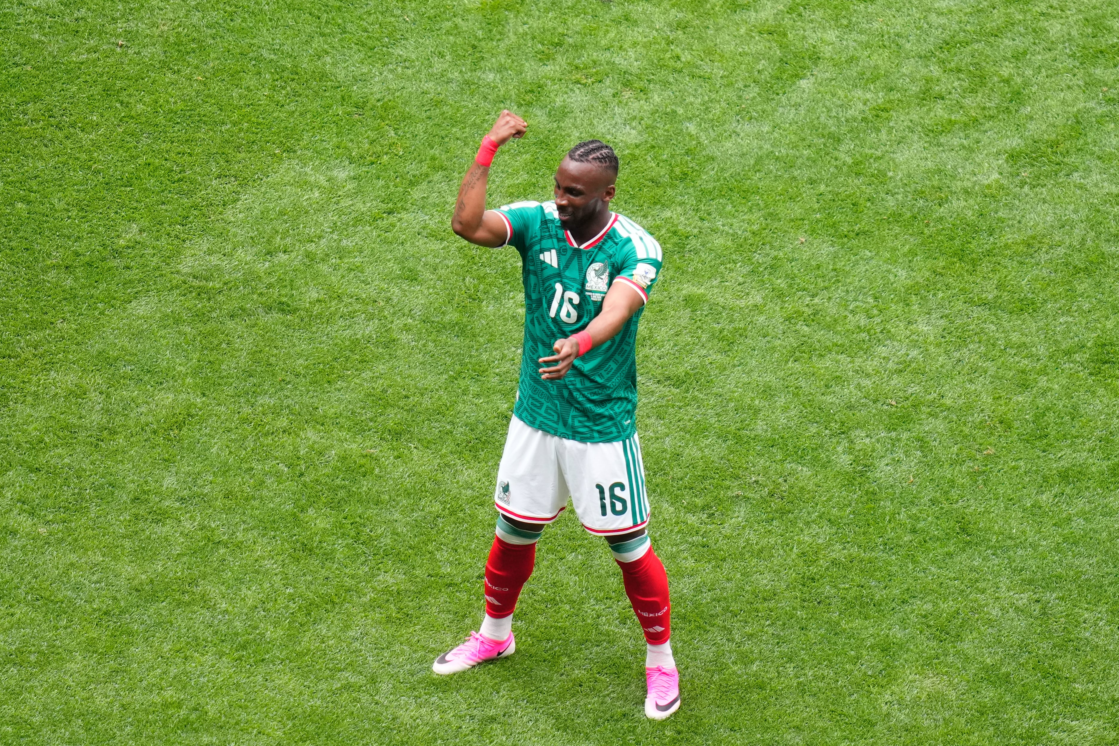 Julián Quiñones celebra el gol ante Sudáfrica.