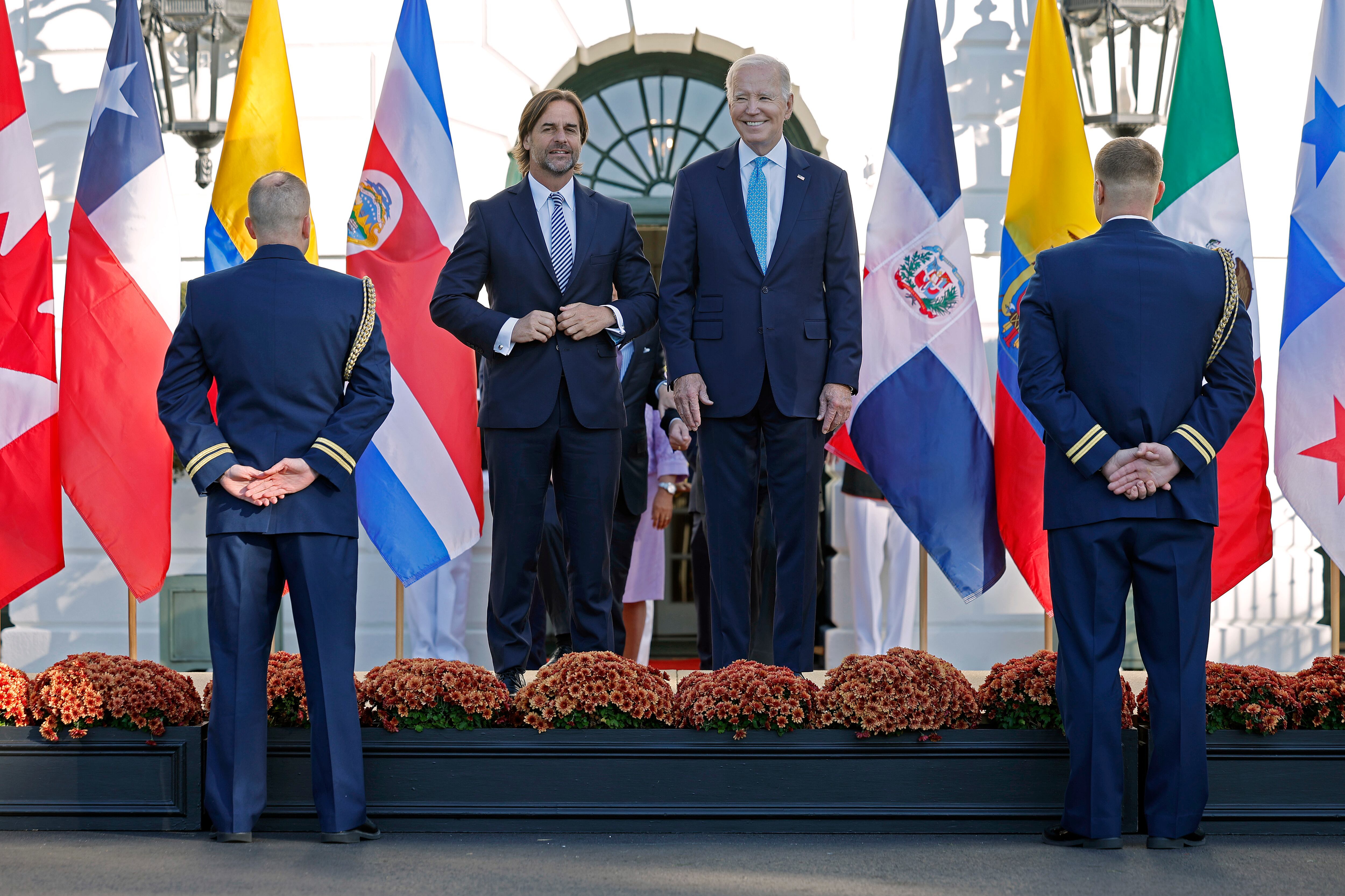 El presidente uruguayo Luis Lacalle Pou (izq.) se une al presidente estadounidense Joe Biden y a otros líderes para una fotografía de grupo durante la Cumbre inaugural de líderes de la Asociación para la Prosperidad Económica de las Américas en el Jardín Sur de la Casa Blanca el 3 de noviembre. 2023 en Washington, DC. Según la Casa Blanca, la cumbre de líderes del hemisferio occidental discutirá el endurecimiento de las cadenas de suministro, abordará cuestiones migratorias y otros temas.  (Foto de Chip Somodevilla/Getty Images)