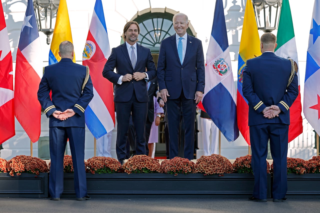 El presidente uruguayo Luis Lacalle Pou (izq.) se une al presidente estadounidense Joe Biden y a otros líderes para una fotografía de grupo durante la Cumbre inaugural de líderes de la Asociación para la Prosperidad Económica de las Américas en el Jardín Sur de la Casa Blanca el 3 de noviembre. 2023 en Washington, DC. Según la Casa Blanca, la cumbre de líderes del hemisferio occidental discutirá el endurecimiento de las cadenas de suministro, abordará cuestiones migratorias y otros temas. (Foto de Chip Somodevilla/Getty Images)