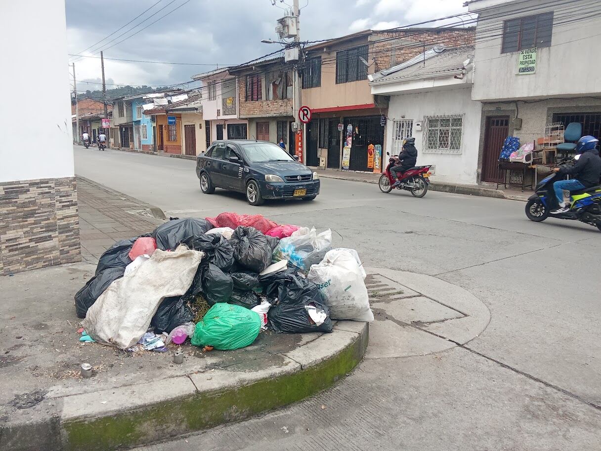 La crisis en la recolección de residuos se agravó tras la quema de dos vehículos compactadores de la empresa Urbaser cuando se dirigían al relleno sanitario Los Picachos, muestra de la intensidad de la guerra que afecta incluso a la capital del Cauca.