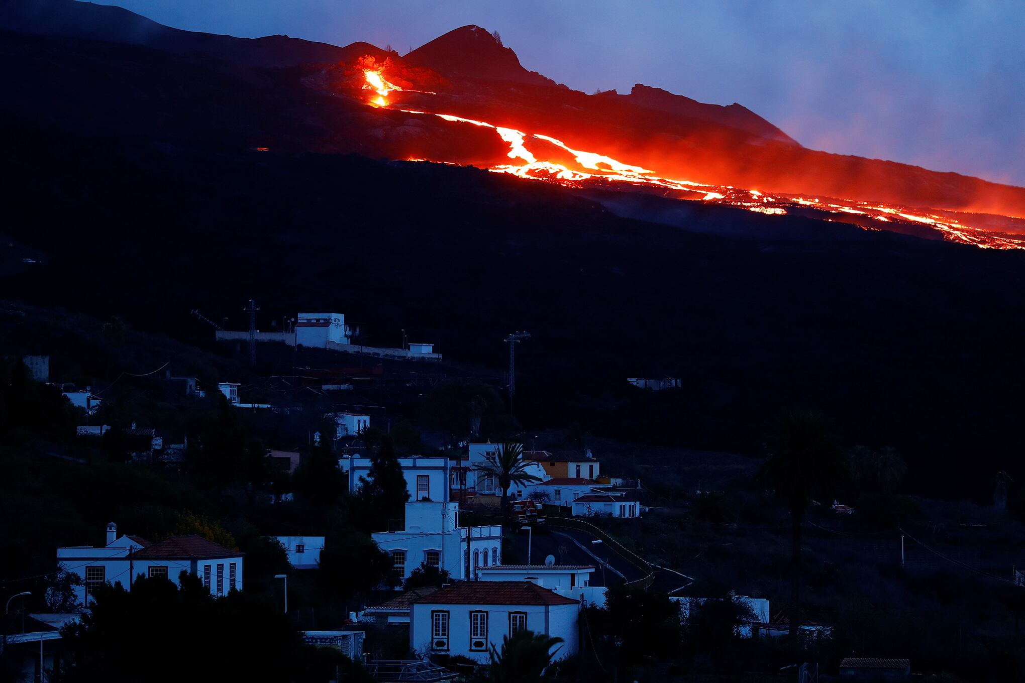 Sigue los ríos de lava que brotan del volcán La Palma