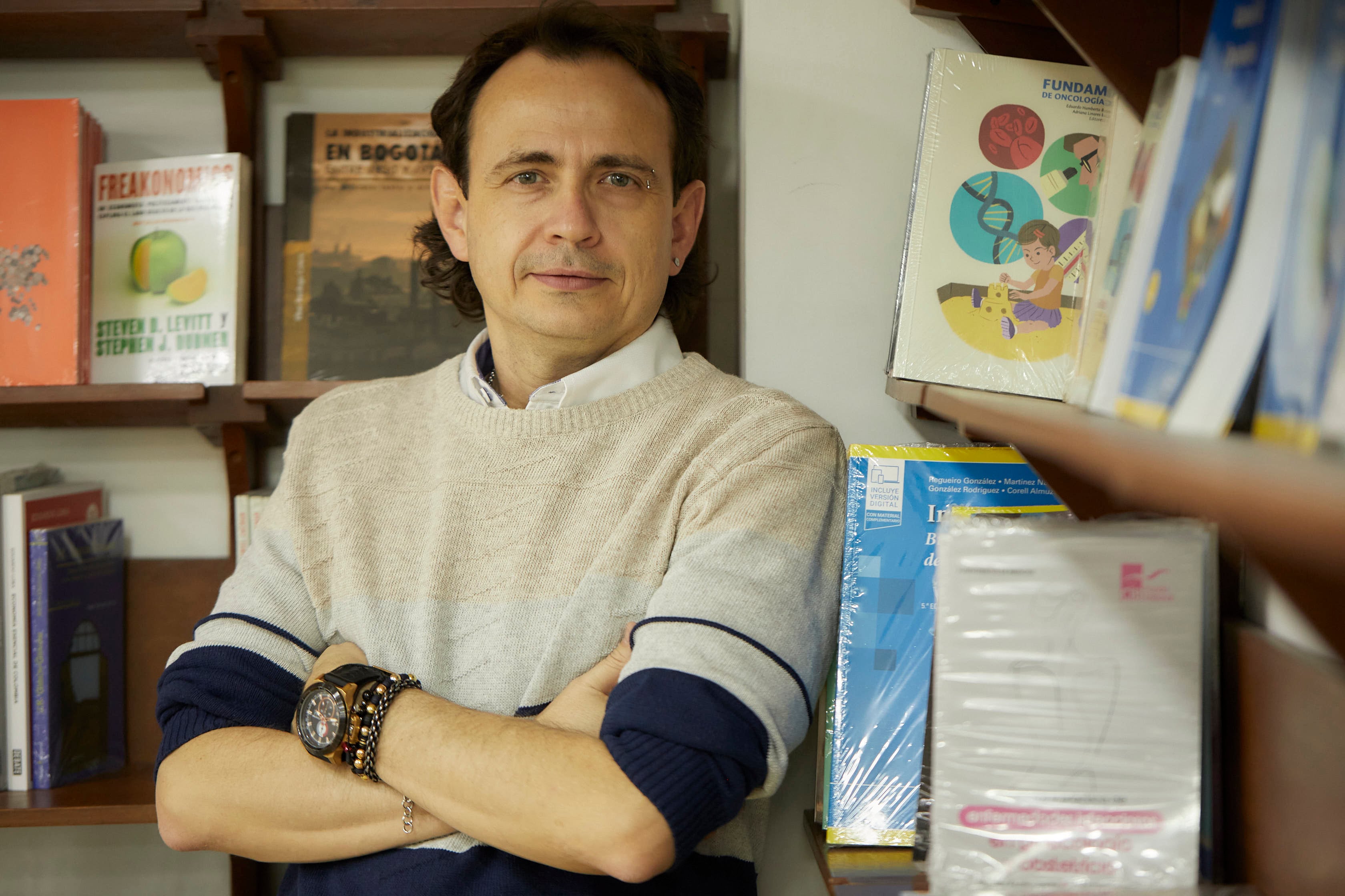 Alexander Cossio (Medellín, 1974), profesional del Arte en Literatura, es magíster en Creación Literaria por la UPF (Barcelona) y en Estudios Políticos de la UPB.