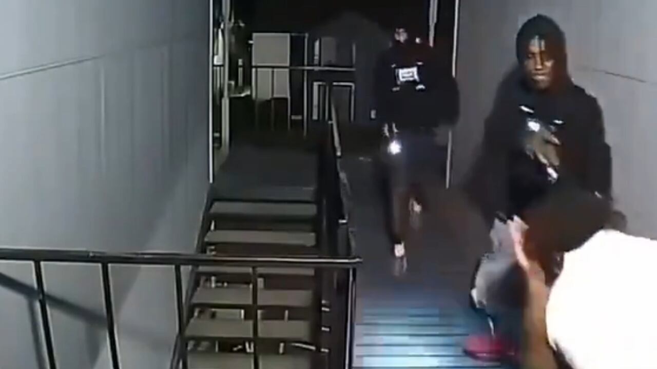 La mujer defendió a su novio.