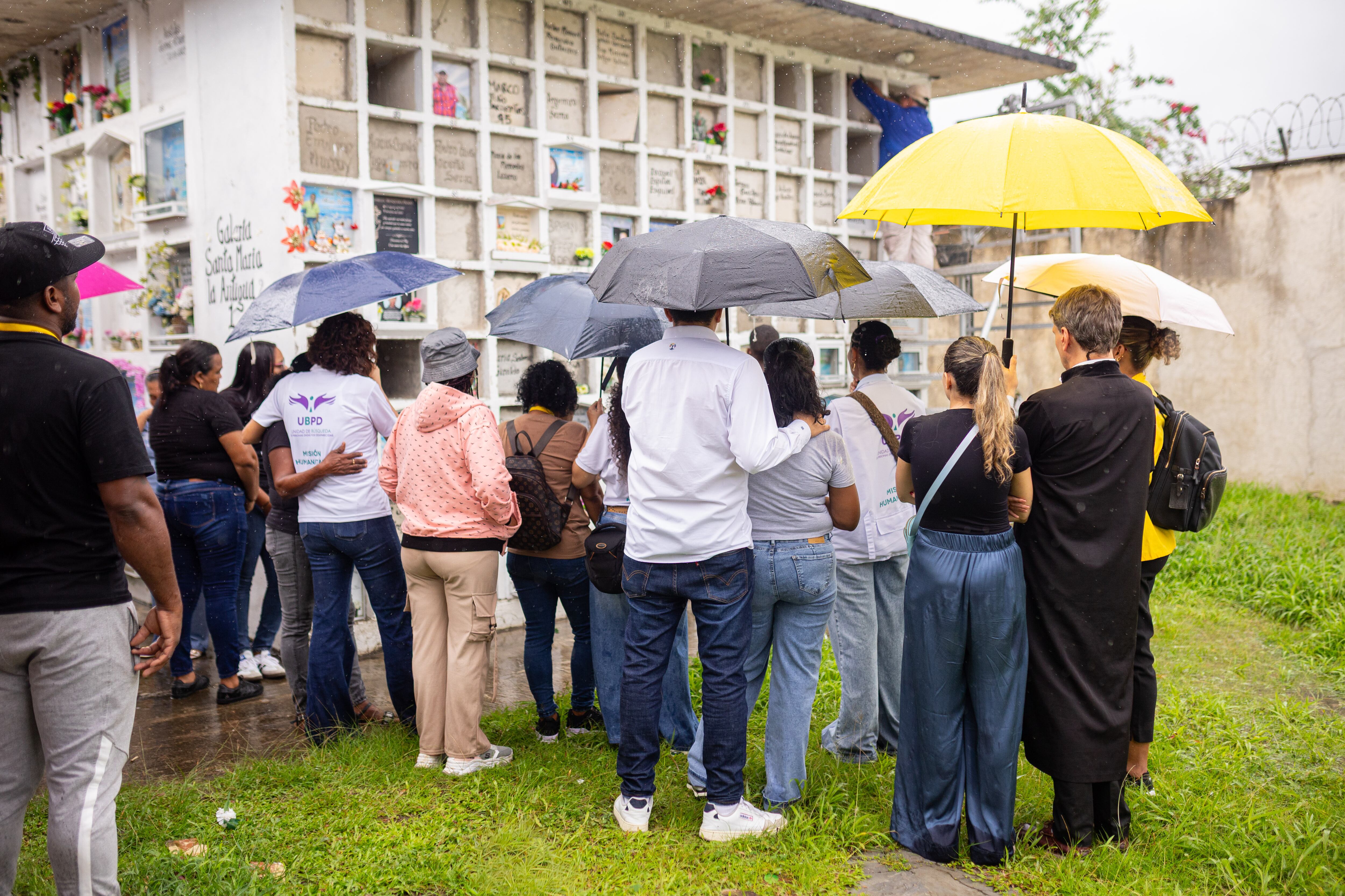 Sepultura de restos de Neir Sánchez Gómez, hallado en una fosa en el cementerio La Candelaria, en Medellín.