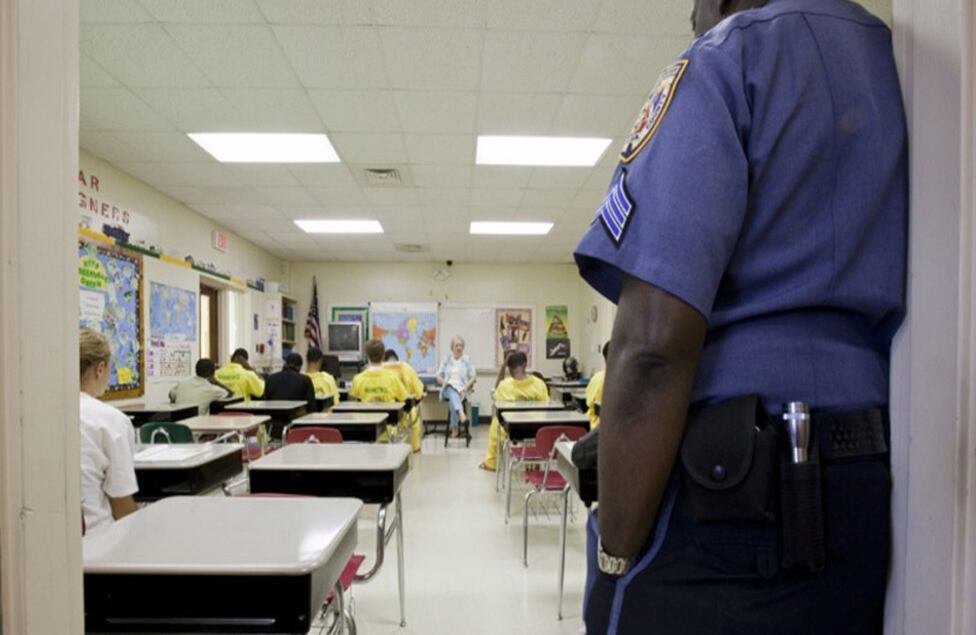 El objetivo del fotógrafo era llamar la atención sobre la vida que llevan estos jóvenes tras las rejas. En el centro de detención Greenville, en Misisipi, los presos sólo pueden leer libros en el aula y no puede llevarlos a sus celdas