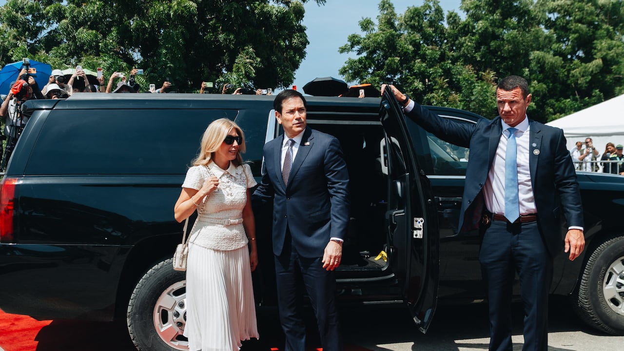 Marco Rubio, secretario de Estado de Estados Unidos, y Jeanette Dousdebes Rubio, su esposa, el 8 de septiembre de 2026, en Barranquilla (Colombia)