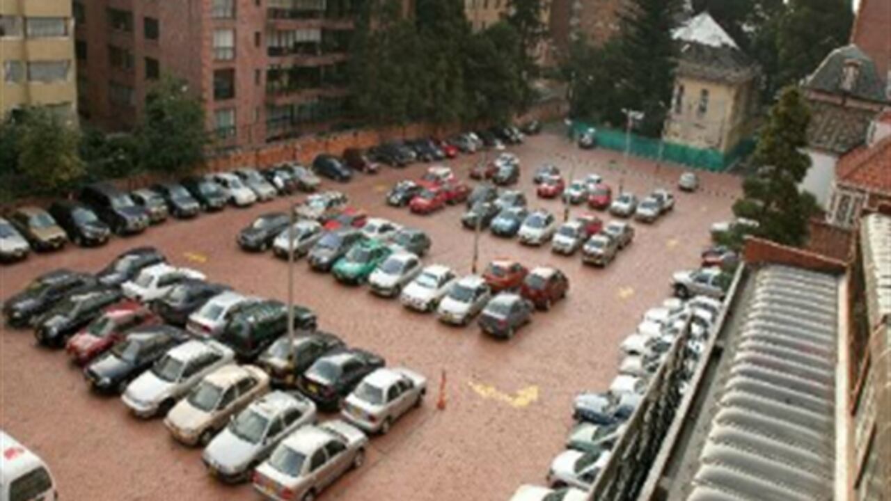 El clásico estacionamiento amplio y de asfalto parece haberse vuelto un dolor de cabeza.