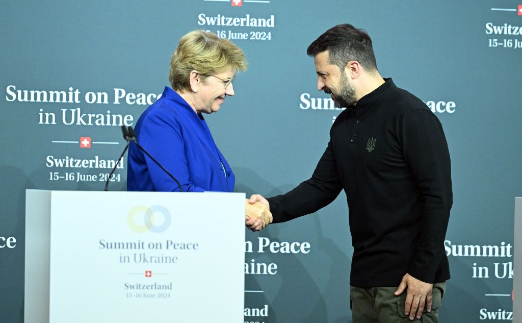 La presidenta suiza Viola Amherd (i) y el presidente ucraniano Volodymyr Zelenskyy (d) hablan durante una conferencia de prensa conjunta dentro de la Cumbre de Paz de Ucrania en Burgenstock, Nidwalden, Suiza.