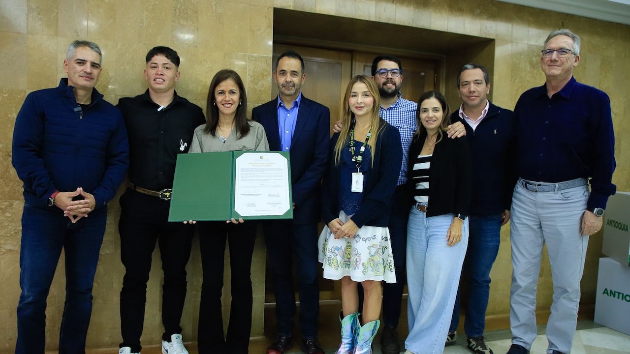 Gobernación y el ICPA logran firma de contrato de joven con Sony Music