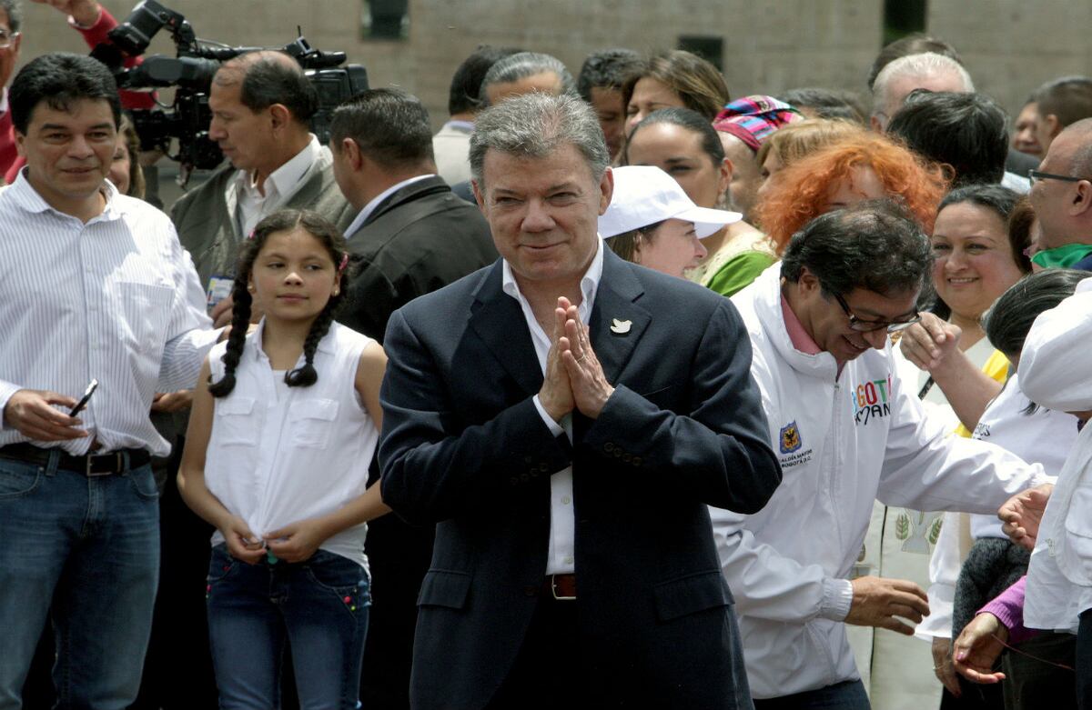 El presidente Juan Manuel Santos saluda este jueves 9 de abril en el Centro de la Memoria Histórica, durante el Día Nacional de la Memoria y la Solidaridad con las Víctimas. Foto: Carlos Julio Martínez / SEMANA 