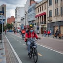 Mensajeros de entrega de aplicaciones como Rappi, Domicilios.com Ifood y Uber se desplazan diariamente con entregas mientras la ciudad de Bogotá enfrenta una cuarentena de 3 días, de viernes a lunes en Bogotá, Colombia, el 16 de abril de 2021 después de que la ciudad ingresara en un código rojo de emergencia. debido a las ocupaciones de camas de UCI por la nueva pandemia de coronavirus COVID-19. (Foto de Sebastian Barros / NurPhoto a través de Getty Images)