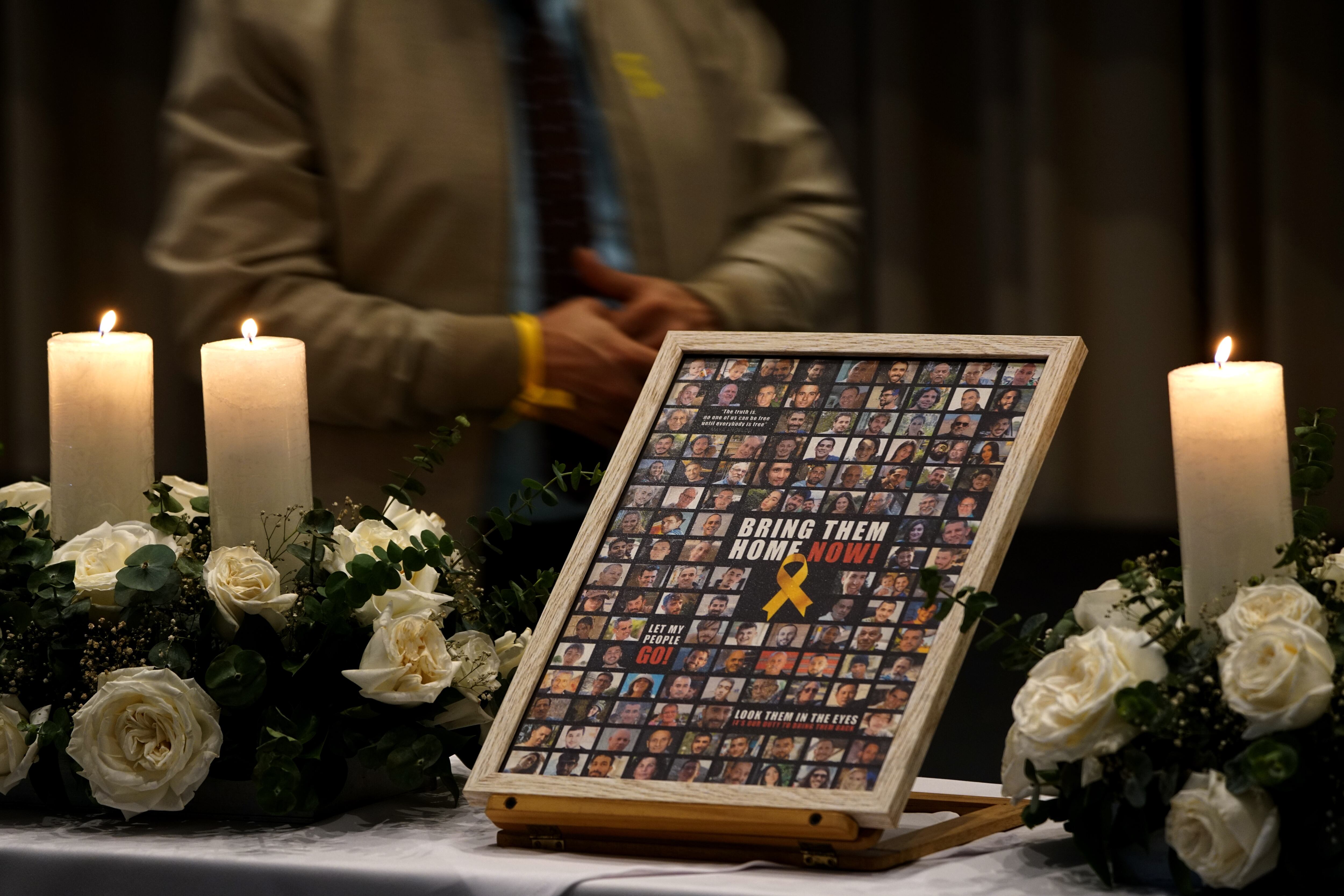 Evento de la comunidad judía de Cali para conmemorar un año del ataque del grupo Hamás a Israel el 7 de octubre de 2023, donde murieron 1200 personas y 251 fueron secuestradas. Foto Jorge Orozco / El País.