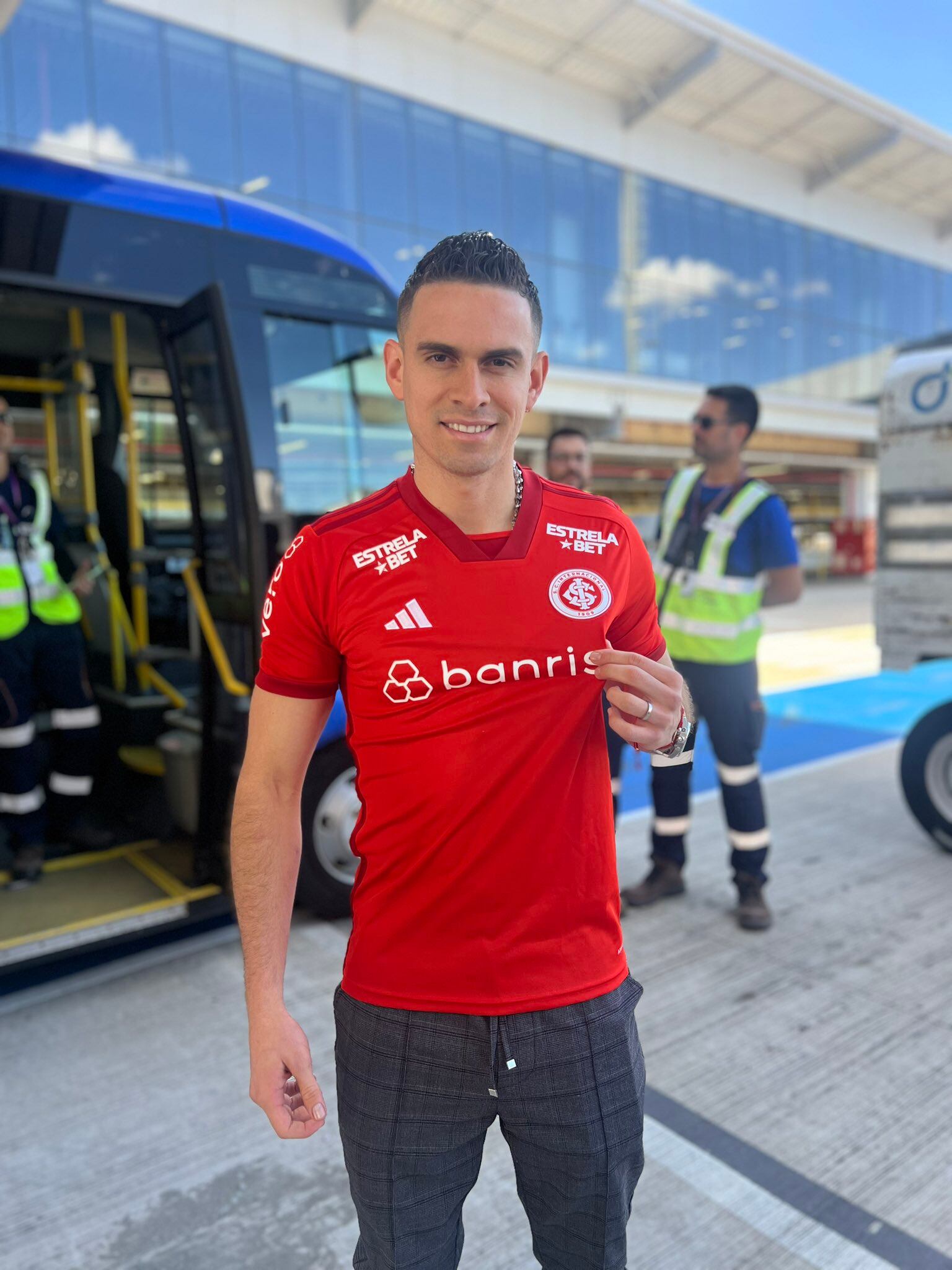 Rafael Santos Borré fue presentado como nuevo jugador de Internacional de Porto Alegre.
