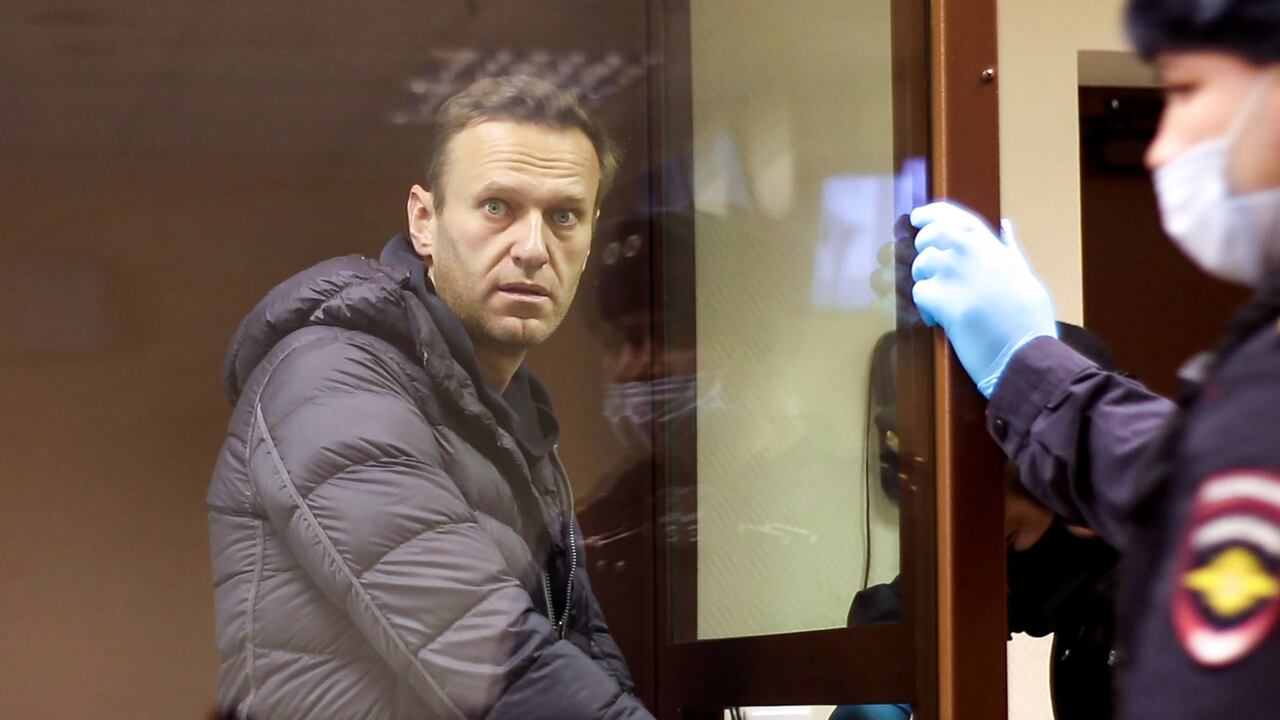 Alexei Navalny estaría gravemente enfermo en una prisión rusa (Photo by Handout / Moscow's Babushkinsky district court press service / AFP)