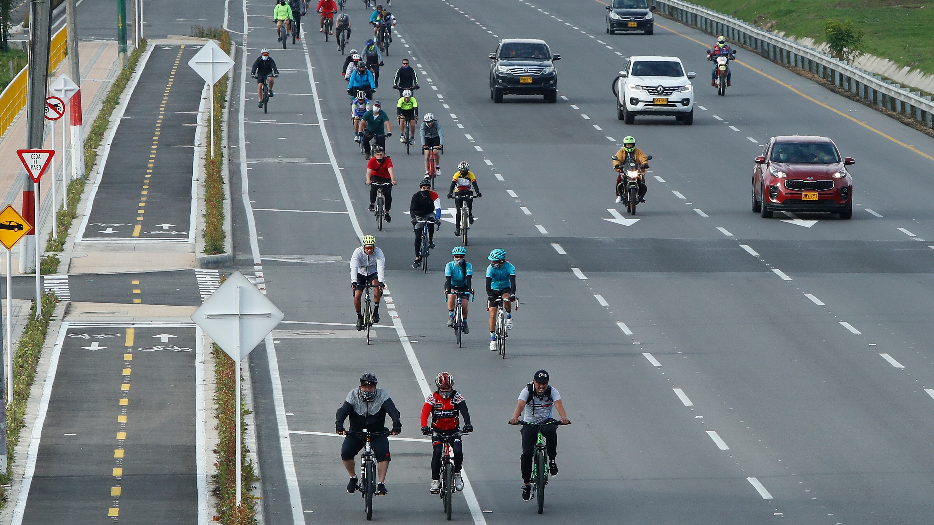 Ciclistas en las vías de Bogotá