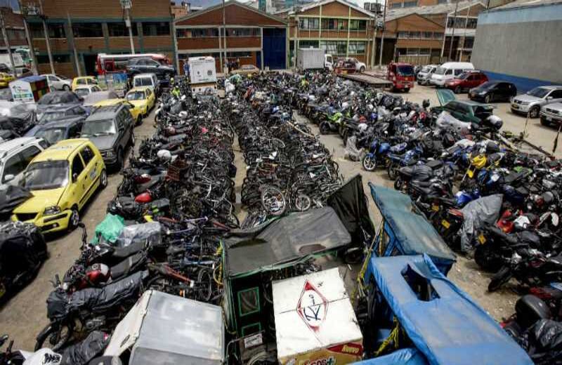Las motos y bicicletas también hacen parte de los vehículos que quedan en las calles. Foto: Carlos Julio Martínez / SEMANA..