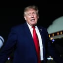 El presidente Donald Trump habla con los periodistas antes de abordar el Air Force One.