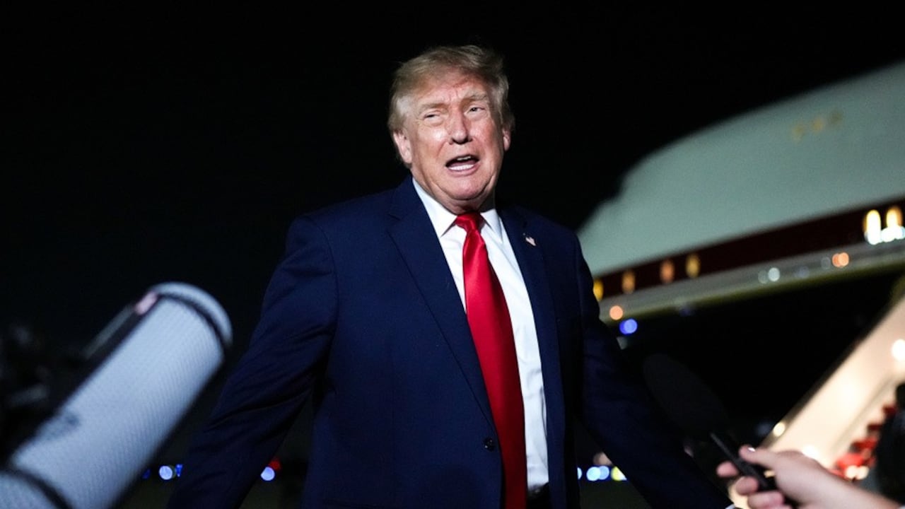 El presidente Donald Trump habla con los periodistas antes de abordar el Air Force One.
