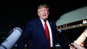 El presidente Donald Trump habla con los periodistas antes de abordar el Air Force One.