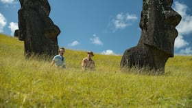 John Malkovich, Sam Rockwell y la Isla de Pascua en 'Salvaje Caballo Nueve'. Foto: Searchlight Pictures/Diego Araya Corvalán, Searchlight Pictures.