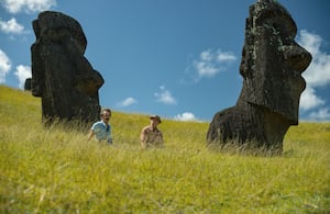 John Malkovich, Sam Rockwell y la Isla de Pascua en 'Salvaje Caballo Nueve'. Foto: Searchlight Pictures/Diego Araya Corvalán, Searchlight Pictures.