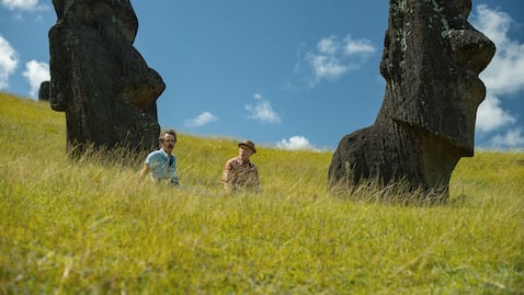John Malkovich, Sam Rockwell y la Isla de Pascua en 'Salvaje Caballo Nueve'. Foto: Searchlight Pictures/Diego Araya Corvalán, Searchlight Pictures.