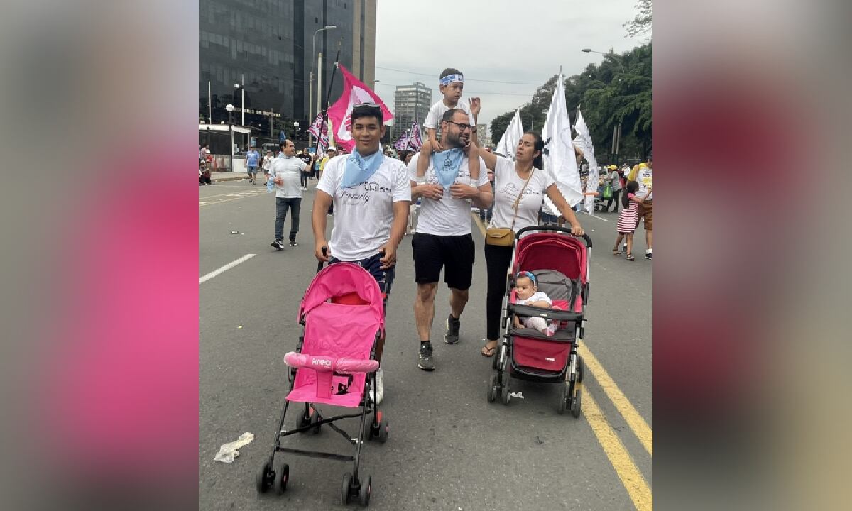 La manifestación estuvo marcada por la presencia de personas de diferentes edades.