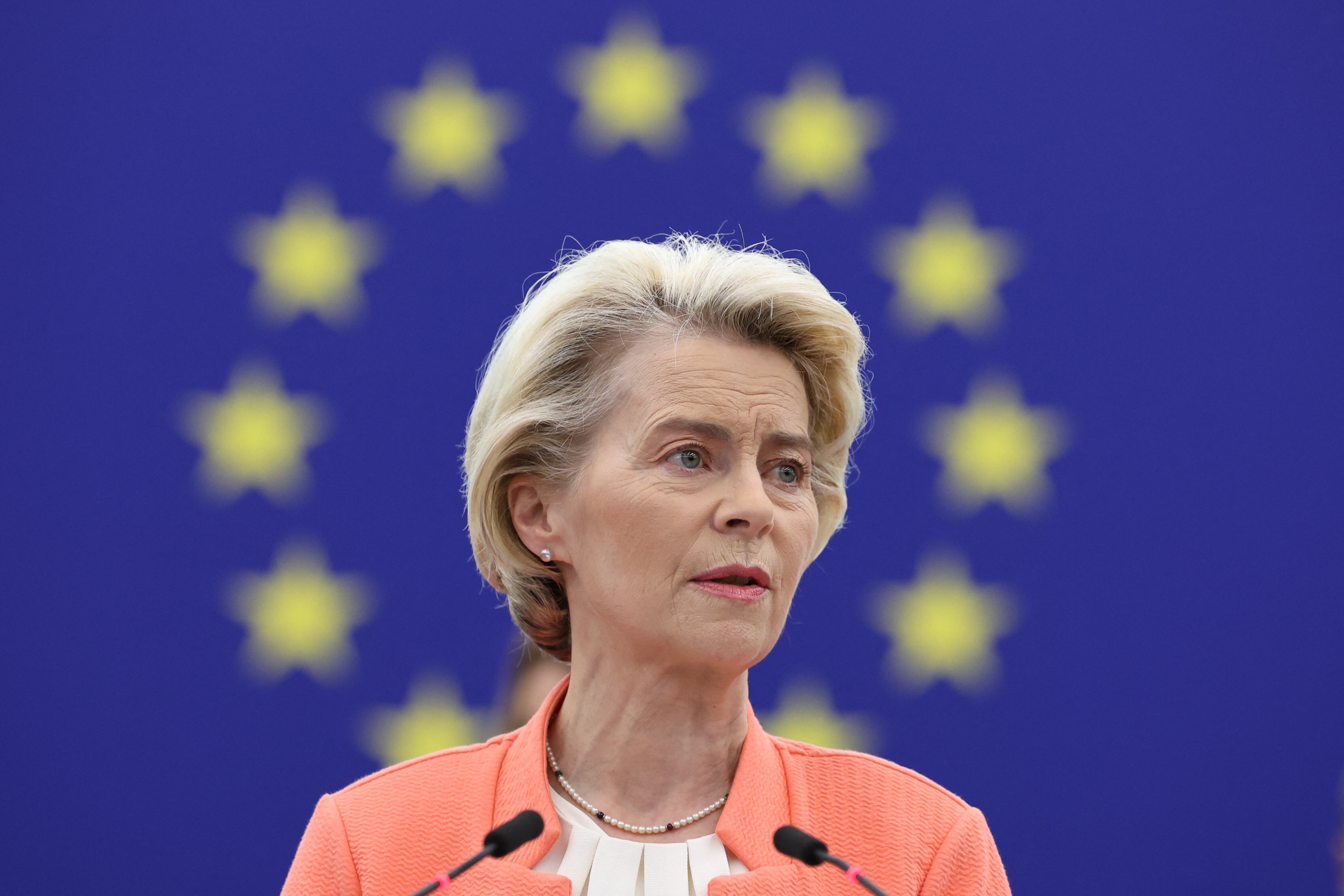Úrsula von der Leyen rindió un homenaje a Héctor Abad Faciolince y a Victoria Amelina en el Parlamento Europeo.