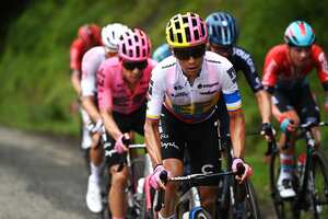 LARUNS, FRANCIA - 5 DE JULIO: Esteban Chaves de Colombia y el equipo EF Education-EasyPost compiten durante la quinta etapa del 110° Tour de Francia 2023, una etapa de 162,7 km de Pau a Laruns / #UCIWT / el 5 de julio de 2023 en Laruns, Francia . (Foto de Tim de Waele/Getty Images)