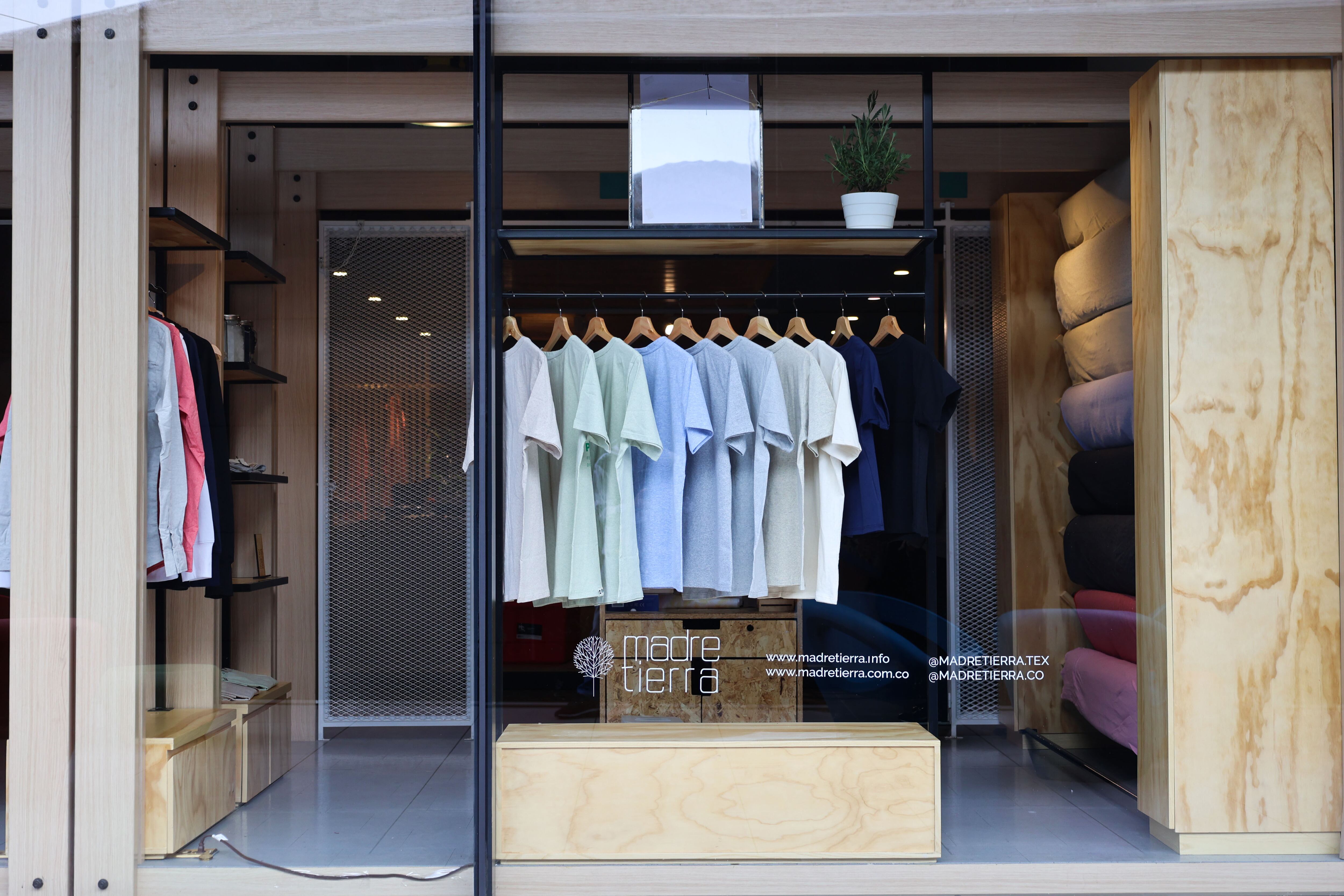 Madre Tierra unió el conocimiento y la tradición de esta empresa familiar a la
creencia de hacer que la industria textil sea un motor de cambio.