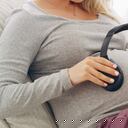 Madre poniendo música a su bebé en gestación.